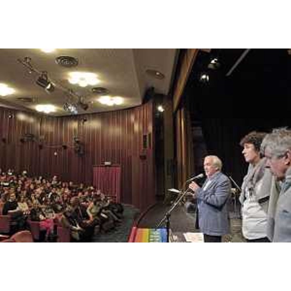 Flavio Lotti (Coordinatore Programma "Dalla Grande Guerra alla Grande Pace"), Loredana Panariti (Assessore regionale Lavoro, Formazione, Istruzione, Pari Opportunità, Politiche giovanili, Ricerca e Università) e Igor Komel (Direttore Kulturni Dom Gorizia) all'evento "Uno, nessuno, seicentomila. La storia quasi vera del Milite ignoto, raccontata e cantata come un'autobiografia" - Gorizia 22/11/2016