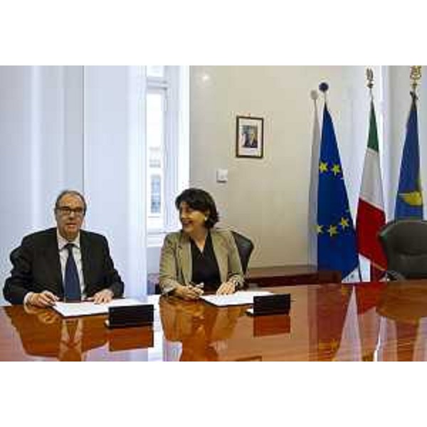 Pietro Biasiol (Direttore Ufficio Scolastico Regionale / USR) e Mariagrazia Santoro (Assessore regionale Infrastrutture e Territorio) alla firma del Protocollo per promuovere sicurezza ed educazione stradale nelle scuole del Friuli Venezia Giulia - Trieste 22/11/2016