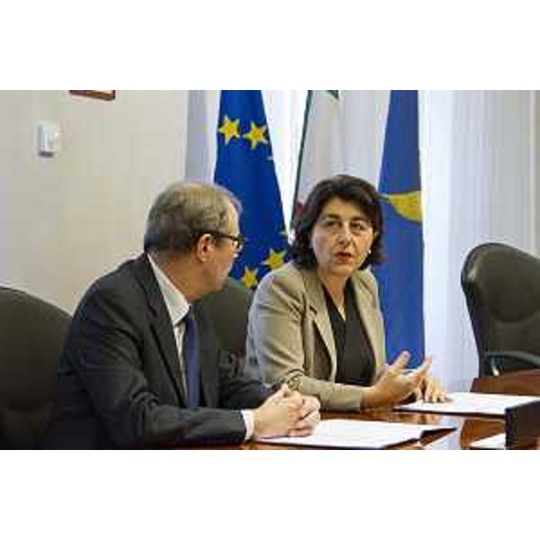 Pietro Biasiol (Direttore Ufficio Scolastico Regionale / USR) e Mariagrazia Santoro (Assessore regionale Infrastrutture e Territorio) alla firma del Protocollo per promuovere sicurezza ed educazione stradale nelle scuole del Friuli Venezia Giulia - Trieste 22/11/2016