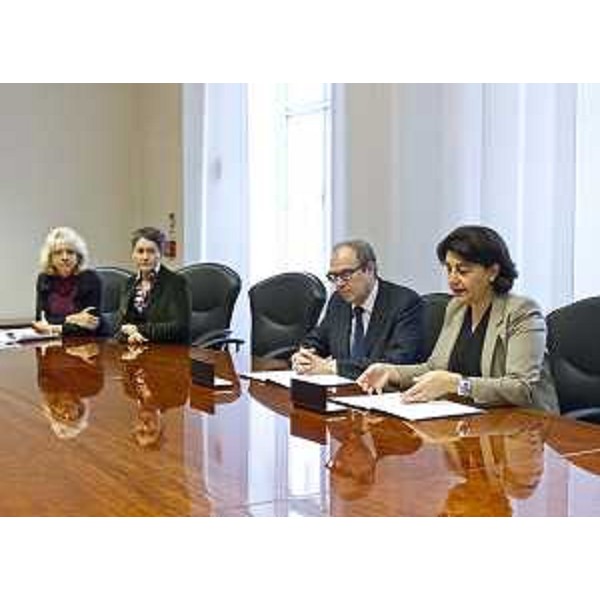 Pietro Biasiol (Direttore Ufficio Scolastico Regionale / USR) e Mariagrazia Santoro (Assessore regionale Infrastrutture e Territorio) alla firma del Protocollo per promuovere sicurezza ed educazione stradale nelle scuole del Friuli Venezia Giulia - Trieste 22/11/2016