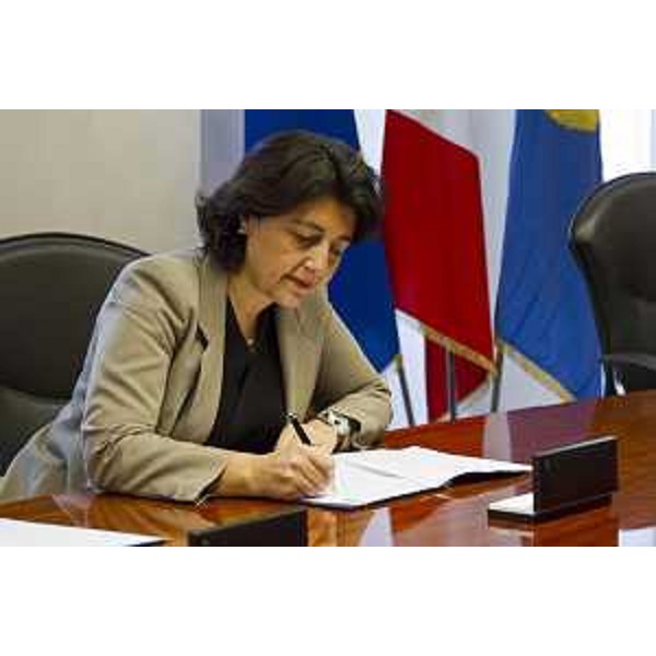 Mariagrazia Santoro (Assessore regionale Infrastrutture e Territorio) alla firma del Protocollo tra Regione e USR per promuovere sicurezza ed educazione stradale nelle scuole del Friuli Venezia Giulia - Trieste 22/11/2016