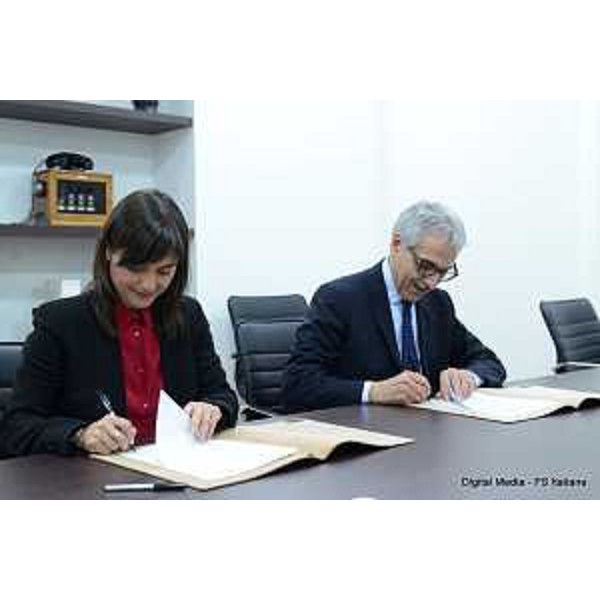 Debora Serracchiani (Presidente Regione Friuli Venezia Giulia) e Maurizio Gentile (Amministratore delegato e direttore generale RFI) alla firma del Protocollo d'intesa per lo sviluppo dei servizi ferroviari in FVG - Roma 22/11/2016 (Foto Digital Media - FS Italiane)