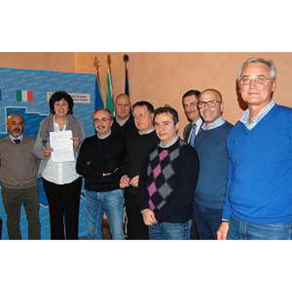 Loredana Panariti (Assessore regionale Lavoro, Formazione) alla firma del Protocollo a favore della rioccupazione degli ex lavoratori dell'Ideal Standard di Orcenico, con rappresentanti sindacali e datoriali - Pordenone 22/11/2016