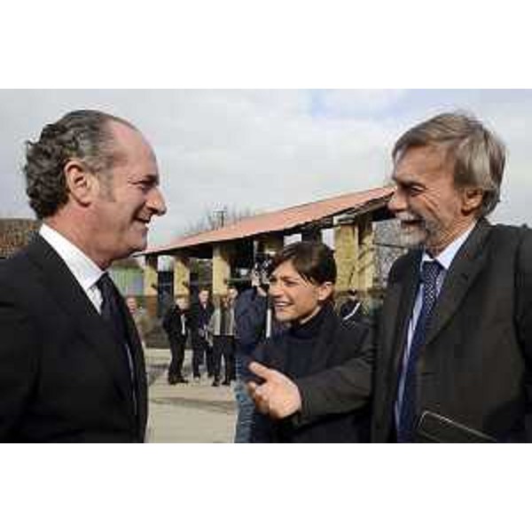 Luca Zaia (Presidente Regione Veneto), Debora Serracchiani (Presidente Regione Friuli Venezia Giulia) e Graziano Delrio (Ministro Infrastrutture e Trasporti) alla posa della prima pietra del terzo lotto della terza corsia dell'Autostrada A4, tratto Alvisopoli-Gonars - Ronchis (UD) 23/11/2016