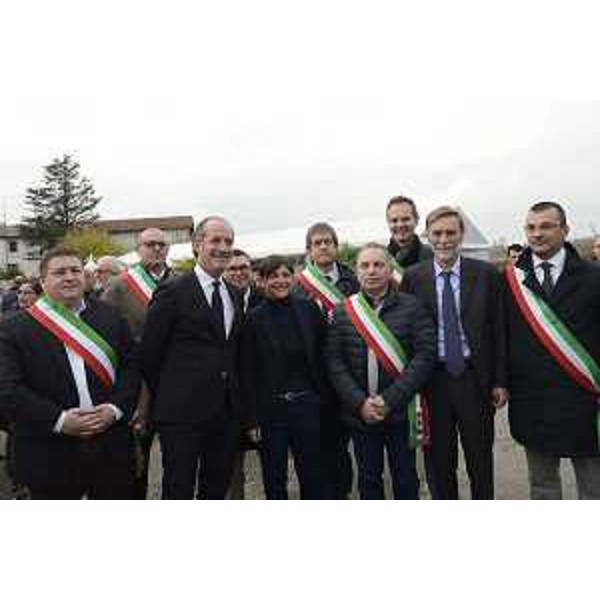 Luca Zaia (Presidente Regione Veneto), Debora Serracchiani (Presidente Regione Friuli Venezia Giulia), Graziano Delrio (Ministro Infrastrutture e Trasporti) e amministratori locali alla posa della prima pietra del terzo lotto della terza corsia dell'Autostrada A4, tratto Alvisopoli-Gonars - Ronchis (UD) 23/11/2016