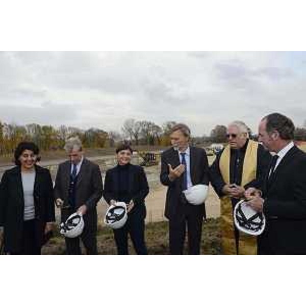 Mariagrazia Santoro (Assessore regionale Infrastrutture e Territorio), Marco De Eccher (Consorzio Tiliaventum), Debora Serracchiani (Presidente Regione Friuli Venezia Giulia), Graziano Delrio (Ministro Infrastrutture e Trasporti) e Luca Zaia (Presidente Regione Veneto) alla posa della prima pietra del terzo lotto della terza corsia dell'Autostrada A4, tratto Alvisopoli-Gonars - Ronchis (UD) 23/11/2016