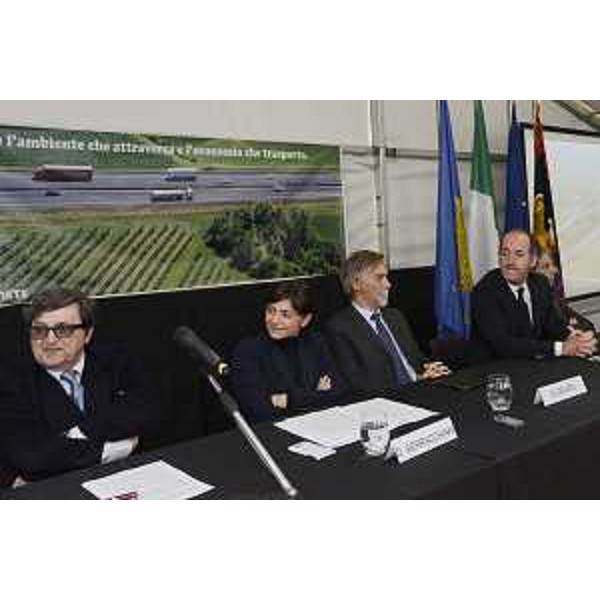 Maurizio Castagna (Presidente e amministratore delegato Autovie Venete), Debora Serracchiani (Presidente Regione Friuli Venezia Giulia), Graziano Delrio (Ministro Infrastrutture e Trasporti) e Luca Zaia (Presidente Regione Veneto) alla posa della prima pietra del terzo lotto della terza corsia dell'Autostrada A4, tratto Alvisopoli-Gonars - Ronchis (UD) 23/11/2016