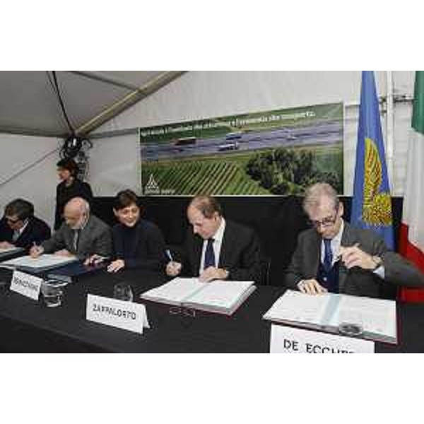 Maurizio Castagna (Presidente e amministratore delegato Autovie Venete), Domenico Cuttaia (Prefetto Venezia), Debora Serracchiani (Presidente Regione Friuli Venezia Giulia), Vittorio Zappalorto (Prefetto Udine) e Marco De Eccher (Consorzio Tiliaventum) alla firma del Protocollo di legalità per i lavori della terza corsia della A4 - Ronchis (UD) 23/11/2016