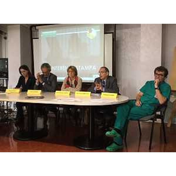 Tiziana Pituelli e Fabrizio Cicero Santalena (Responsabile Marketing e direttore Centro distributivo DESPAR FVG), Maria Sandra Telesca (Assessore regionale Salute, Integrazione socio-sanitaria, Politiche sociali e Famiglia), Pier Paolo Benetollo (Direttore generale Azienda Assistenza Sanitaria n. 3 Alto Friuli-Collinare-Medio Friuli) e Pierpaolo Pillinini (Primario Pronto Soccorso Tolmezzo) - Tolmezzo 24/11/2016
