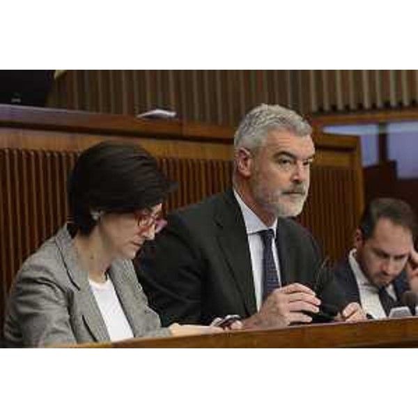 Sara Vito (Assessore regionale Ambiente ed Energia) e Paolo Panontin (Assessore regionale Autonomie locali e Coordinamento Riforme, Comparto unico, Sistemi informativi, Caccia e Risorse ittiche, delegato Protezione civile) nell'Aula del Consiglio regionale - Trieste 24/11/2016