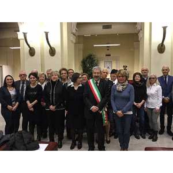Maria Sandra Telesca (Assessore regionale Salute, Integrazione socio-sanitaria, Politiche sociali e Famiglia), insieme a Furio Honsell e Simona Liguori (Sindaco e assessore Salute Comune Udine), con i partecipanti istituzionali del Protocollo "Prefettura contro la violenza di genere" - Udine 25/11/2016