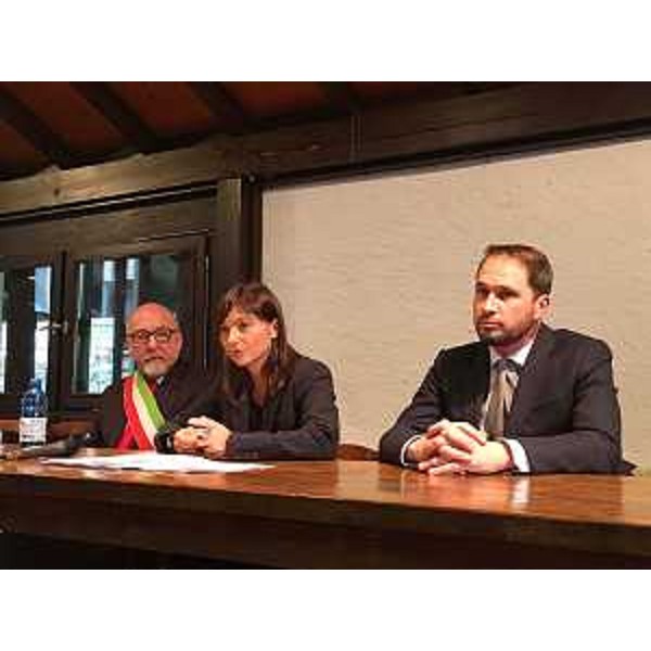 Guido Marchiol (Sindaco Lusevera), Debora Serracchiani (Presidente Regione Friuli Venezia Giulia) e Cristiano Shaurli (Assessore regionale Risorse agricole e forestali) all'incontro con i sindaci delle Valli del Torre e del Natisone - Lusevera 26/11/2016
