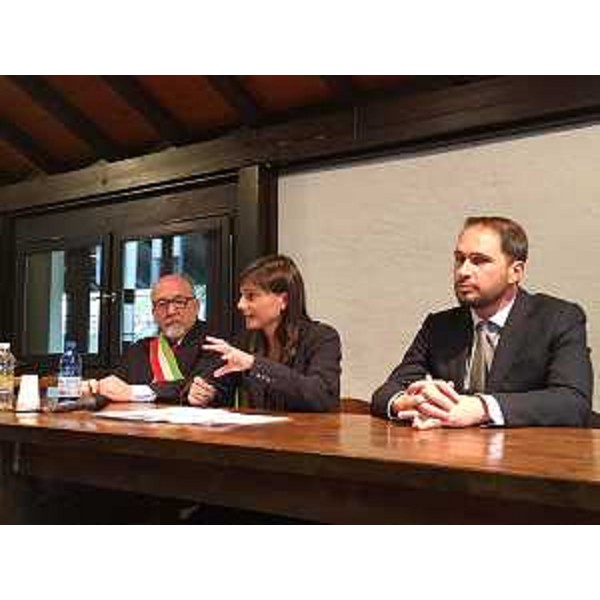 Guido Marchiol (Sindaco Lusevera), Debora Serracchiani (Presidente Regione Friuli Venezia Giulia) e Cristiano Shaurli (Assessore regionale Risorse agricole e forestali) all'incontro con i sindaci delle Valli del Torre e del Natisone - Lusevera 26/11/2016