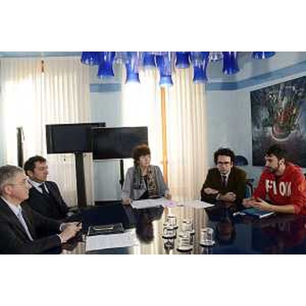 Piergiorgio Renier (Curatore fallimentare Revas Group S.p.A.), Marco Bono (Amministratore delegato Saiph S.r.l.), Loredana Panariti (Assessore regionale Lavoro e Formazione), Luca Antonicelli (Agenzia regionale Lavoro FVG) e Sasha Colautti (Segretario generale FIOM CGIL Trieste) al Tavolo della firma del Protocollo d'intesa sulla ricollocazione dei lavoratori ex Revas Group Trieste, nella Sala Azzurra del Consiglio regionale - Trieste 28/11/2016