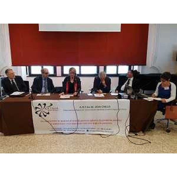 Angioletto Tubaro (Direttore generale ATER Pordenone), Giorgio Simon (Direttore generale AAS n. 5), Maria Sandra Telesca (Assessore regionale Salute), Angelo Cassin (Direttore Dipartimento Salute mentale AAS n. 5), Renzo Francesconi (Sindaco Spilimbergo) e Savina Capuzzello (Presidente Associazione ARTSaM DDN onlus) al convegno "Vivere insieme, nuovi modi di condividere l'abitare", organizzato dall'Associazione Regionale per la Tutela della Salute Mentale Durante Dopo Noi (ARTSaM DDN onlus) nella Sala Taddea del Castello - Spilimbergo 29/11/2016