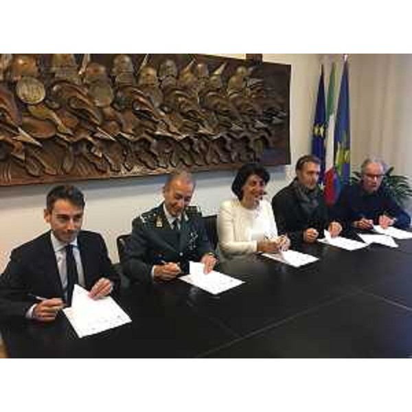 Pierluigi Di Blasio (Direttore Agenzia Demanio Friuli Venezia Giulia), Giuseppe Gerli (Comandante regionale Guardia di Finanza), Mariagrazia Santoro (Assessore regionale Infrastrutture e Territorio), Stefano Balloch (Sindaco Cividale del Friuli) e Riccardo Toso (Direttore ATER Udine) alla firma dell'Accordo di Programma per il recupero urbanistico dell'area ex Caserma Lanfranco di Cividale - Udine 29/11/2016