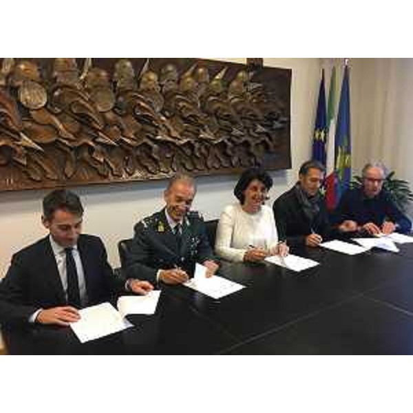Pierluigi Di Blasio (Direttore Agenzia Demanio Friuli Venezia Giulia), Giuseppe Gerli (Comandante regionale Guardia di Finanza), Mariagrazia Santoro (Assessore regionale Infrastrutture e Territorio), Stefano Balloch (Sindaco Cividale del Friuli) e Riccardo Toso (Direttore ATER Udine) alla firma dell'Accordo di Programma per il recupero urbanistico dell'area ex Caserma Lanfranco di Cividale - Udine 29/11/2016