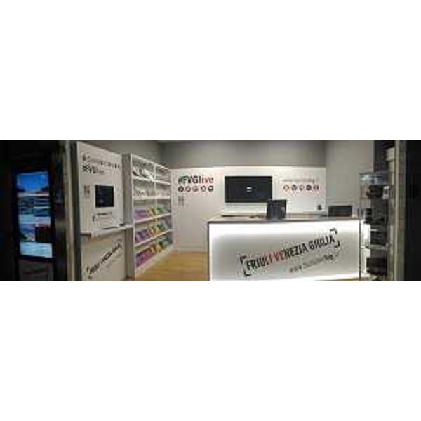 Il punto di informazione e accoglienza turistica di PromoTurismo FVG posizionato nell'area arrivi del "Trieste Airport" all'Aeroporto Friuli Venezia Giulia di Ronchi dei Legionari (Foto PromoTurismo FVG)