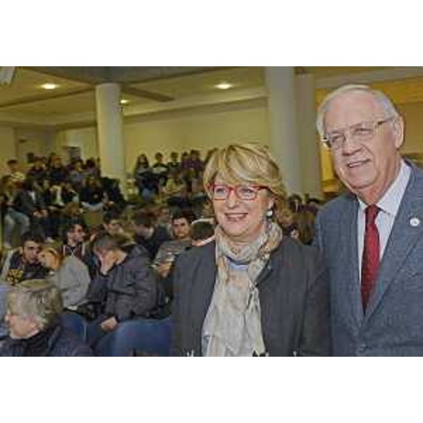 Giorgio Arpino (Presidente LILT Udine) e Maria Sandra Telesca (Assessore regionale Salute, Integrazione socio-sanitaria, Politiche sociali e Famiglia) alla presentazione del Calendario 2017 "Spicchi di salute" della Lega Italiana per la Lotta contro i Tumori (LILT) - Udine 02/12/2016