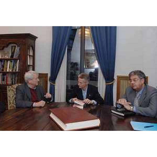 Riccardo Illy (Presidente Regione Friuli Venezia Giulia), Roberto Antonaz (Assessore Regionale all'istruzione, cultura, sport e pace) e Predrag Matvejevic (scrittore) (Trieste, 05/12/05)