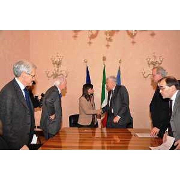 Giovanni Orsini (Capo Gabinetto ministro Sviluppo economico), Marco Cappelletto (Commissario straordinario ex Caffaro), Debora Serracchiani (Presidente Regione Friuli Venezia Giulia), Gian Luca Galletti (Ministro Ambiente), Roberto Fasan (Sindaco Torviscosa) e Guido Carpani (Capo Gabinetto ministro Ambiente) al Tavolo della firma del Protocollo d'intesa di messa in sicurezza, bonifica, riconversione e sviluppo economico dell'area ex Caffaro - Roma 02/12/2016