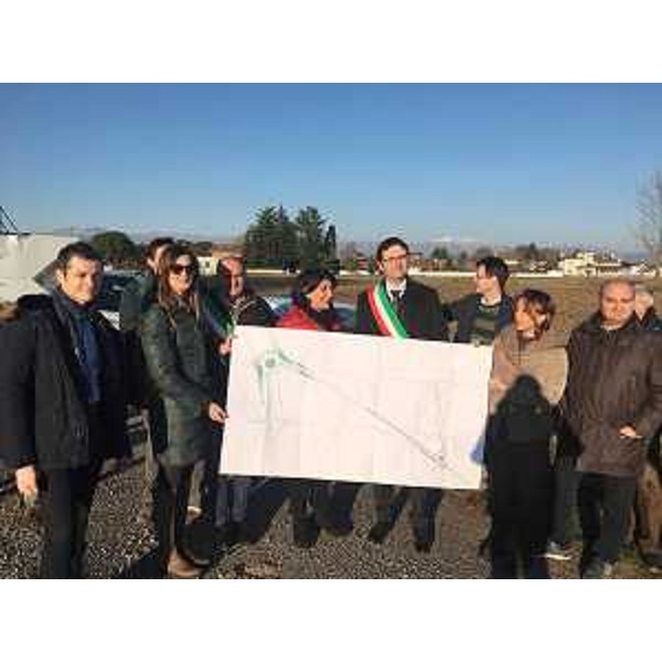 Mariagrazia Santoro (Assessore regionale Infrastrutture e Territorio), con i sindaci Marco Zanor (Martignacco) e Luca Mazzaro (Pagnacco), alla consegna dei lavori di sistemazione dell'intersezione tra le strade provinciali 88 "di Ceresetto" e 59 "di Brazzacco", a est di Martignacco - 05/12/2016