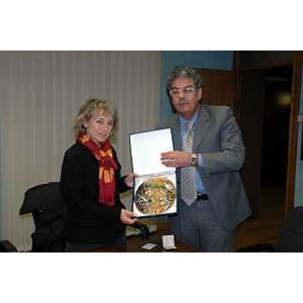 Roberto Antonaz (Assessore Regionale all'istruzione, cultura, sport e pace) incontra Giuliana Sgrena (giornalista de "Il Manifesto) (Udine, 05/12/05)