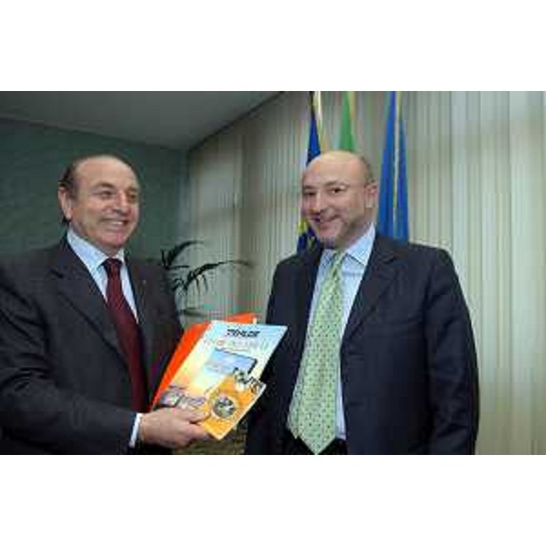 Enrico Bertossi (Assessore Regionale alle attività produttive) e Rino Bianchini (Presidente del Consorzio FiulAlberghi) (Udine, 02/12/05)