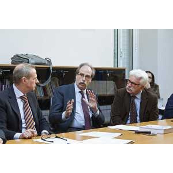 Lucio Pellegrini (Direttore Servizio Corregionali Estero e Integrazione Immigrati Regione FVG), Gianni Torrenti (Assessore regionale Solidarietà) e Dario Locchi (Presidente Associazione Giuliani nel Mondo) alla presentazione dei sei progetti delle Associazioni dei Corregionali all'Estero finanziati con l'Avviso pubblico 2016 - Trieste 07/12/2016