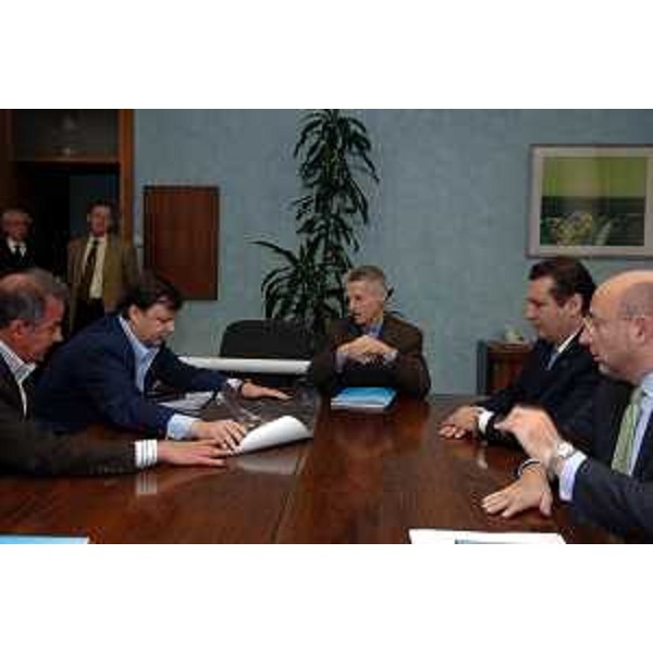 Riccardo Illy (Presidente Regione Friuli Venezia Giulia) con Antonio Zambon (Sindaco di Budoia), Enrico Bertossi (Assessore Regionale alle attività produttive) ed Enzo Marsilio ( Assessore Regionale alle risorse agricole, naturali, forestali e montagna (Udine, 02/12/05)