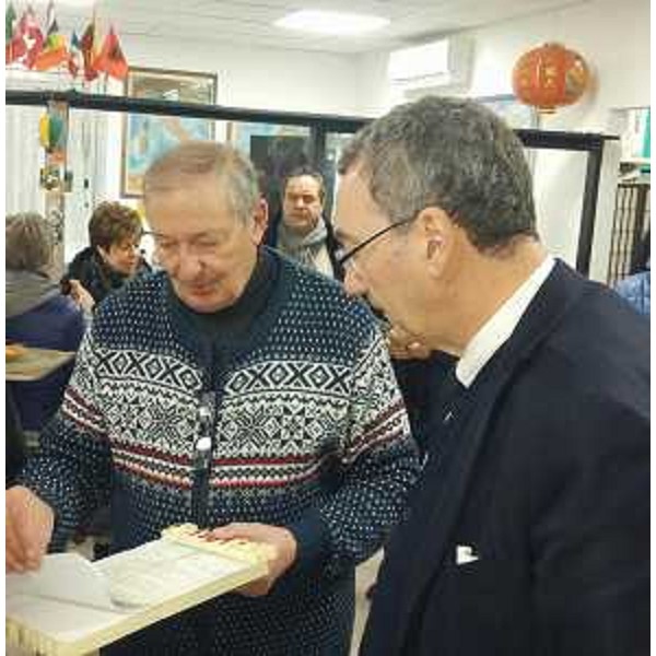 Franco Visintin (Amministratore Pro Loco Fogliano Redipuglia) mostra l'atto fondativo (1961) dell'associazione a Sergio Bolzonello (Vicepresidente Regione FVG e assessore Attività produttive, Turismo e Cooperazione), al taglio del nastro della nuova sede della Pro Loco di Fogliano Redipuglia - 09/12/2016