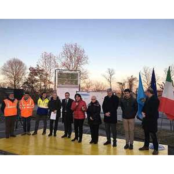 Giorgio Damiani (Presidente FVG Strade S.p.A.), Mariagrazia Santoro (Assessore regionale Infrastrutture e Territorio) e Paolo Panontin (Assessore regionale Autonomie locali) alla consegna dei lavori di realizzazione della nuova rotatoria all'incrocio tra la strada regionale 251 e la provinciale 6 - Azzano Decimo 12/12/2016