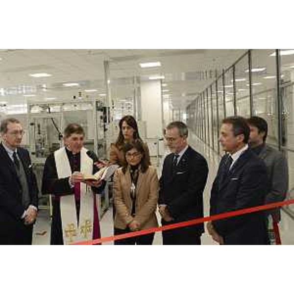 Sergio Bolzonello (Vicepresidente Regione FVG e assessore Attività produttive), monsignor Angelo Zanello, Debora Serracchiani (Presidente Regione Friuli Venezia Giulia), Pietro Gorlier (Amministratore delegato Magneti Marelli) e Ermanno Ferrari (Amministratore delegato Automotive Lighting) all'inaugurazione del nuovo padiglione Rear Lamps della Magneti Marelli Automotive Lighting - Tolmezzo 13/12/2016