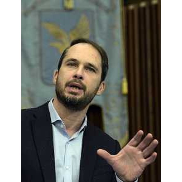 Cristiano Shaurli (Assessore regionale Risorse agricole e forestali) durante il dibattito generale sul "Documento di economia e finanza regionale", sul ddl n. 167 "Legge collegata alla manovra di Bilancio 2017-2019", sul ddl n. 168 "Legge di Stabilità 2017" e sul ddl n. 169 "Bilancio di previsione per gli anni 2017-2019 e per l'anno 2017", nell'Aula del Consiglio regionale - Trieste 15/12/2016