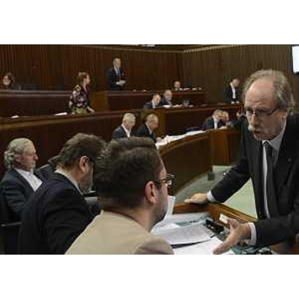 Gianni Torrenti (Assessore regionale Cultura, Sport e Solidarietà) durante il dibattito generale sul "Documento di economia e finanza regionale", sul ddl n. 167 "Legge collegata alla manovra di Bilancio 2017-2019", sul ddl n. 168 "Legge di Stabilità 2017" e sul ddl n. 169 "Bilancio di previsione per gli anni 2017-2019 e per l'anno 2017", nell'Aula del Consiglio regionale - Trieste 16/12/2016