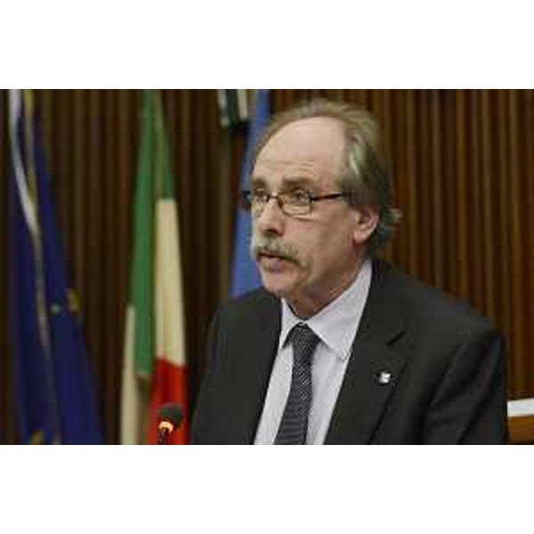 Gianni Torrenti (Assessore regionale Cultura, Sport e Solidarietà) durante il dibattito generale sul "Documento di economia e finanza regionale", sul ddl n. 167 "Legge collegata alla manovra di Bilancio 2017-2019", sul ddl n. 168 "Legge di Stabilità 2017" e sul ddl n. 169 "Bilancio di previsione per gli anni 2017-2019 e per l'anno 2017", nell'Aula del Consiglio regionale - Trieste 16/12/2016