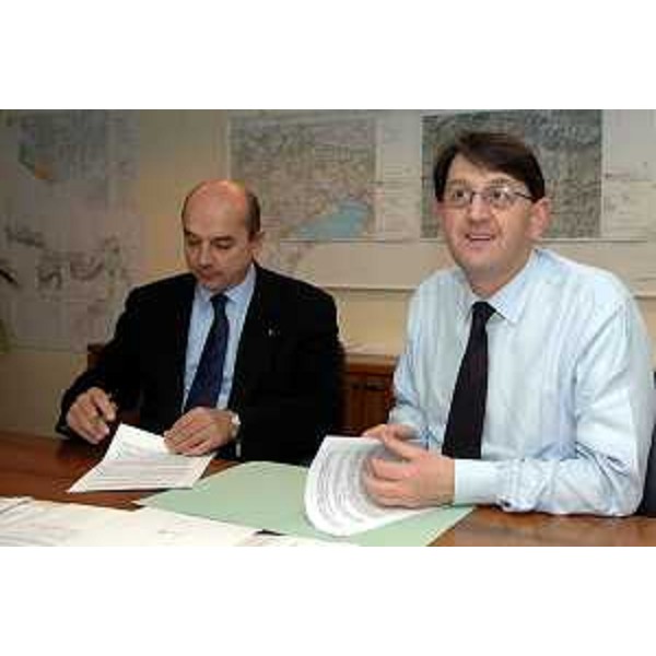 Lodovico Sonego (Assessore Regionale alla pianificazione territoriale, energia, mobilità e infrastrutture di trasporto) e Roberto Dipiazza (Sindaco di Trieste) alla firma per accordo PRUSST (Trieste, 29/11/05)