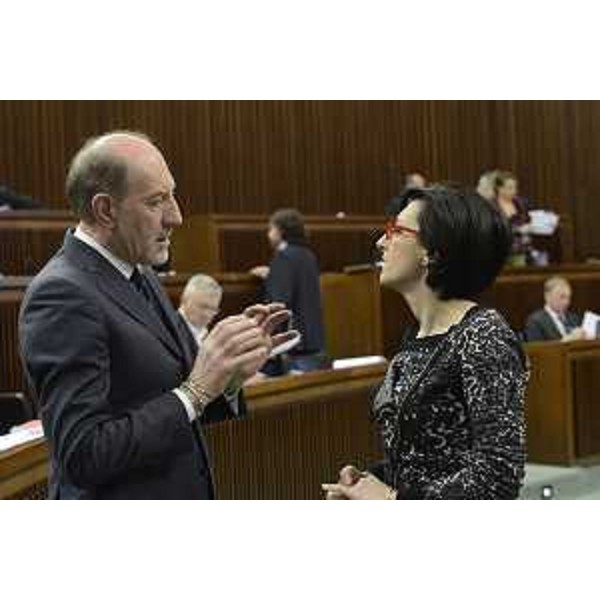 Sara Vito (Assessore regionale Ambiente ed Energia) durante il dibattito generale sul "Documento di economia e finanza regionale", sul ddl n. 167 "Legge collegata alla manovra di Bilancio 2017-2019", sul ddl n. 168 "Legge di Stabilità 2017" e sul ddl n. 169 "Bilancio di previsione per gli anni 2017-2019 e per l'anno 2017" - Trieste 16/12/2016