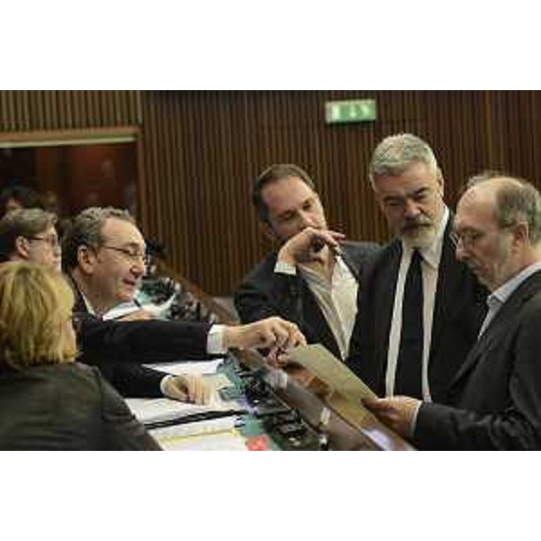 Sergio Bolzonello (Vicepresidente Regione FVG e assessore Attività produttive, Turismo e Cooperazione), gli assessori regionali Cristiano Shaurli (Risorse agricole e forestali) e Paolo Panontin (Autonomie locali e Coordinamento Riforme, Comparto unico, Sistemi informativi, Caccia e Risorse ittiche, delegato Protezione civile) e Riccardo Riccardi (Consigliere) durante il dibattito generale sul "Documento di economia e finanza regionale", sul ddl n. 167 "Legge collegata alla manovra di Bilancio 2017-2019", sul ddl n. 168 "Legge di Stabilità 2017" e sul ddl n. 169 "Bilancio di previsione per gli anni 2017-2019 e per l'anno 2017", nell'Aula del Consiglio regionale - Trieste 16/12/2016