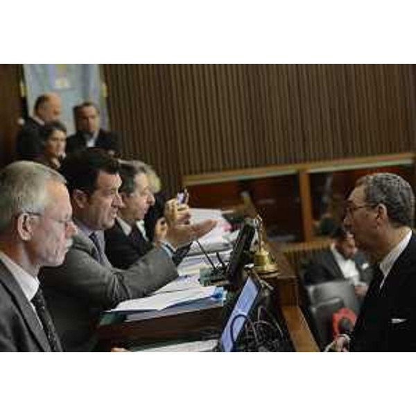 Franco Iacop (Presidente Consiglio) e Sergio Bolzonello (Vicepresidente Regione FVG e assessore Attività produttive, Turismo e Cooperazione) durante il dibattito generale sul "Documento di economia e finanza regionale", sul ddl n. 167 "Legge collegata alla manovra di Bilancio 2017-2019", sul ddl n. 168 "Legge di Stabilità 2017" e sul ddl n. 169 "Bilancio di previsione per gli anni 2017-2019 e per l'anno 2017", nell'Aula del Consiglio regionale - Trieste 16/12/2016