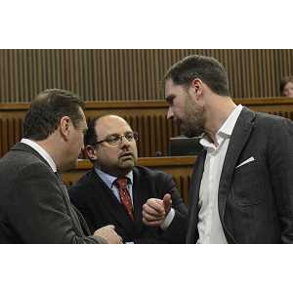 Cristiano Shaurli (Assessore regionale Risorse agricole e forestali) durante il dibattito generale sul "Documento di economia e finanza regionale", sul ddl n. 167 "Legge collegata alla manovra di Bilancio 2017-2019", sul ddl n. 168 "Legge di Stabilità 2017" e sul ddl n. 169 "Bilancio di previsione per gli anni 2017-2019 e per l'anno 2017" - Trieste 16/12/2016