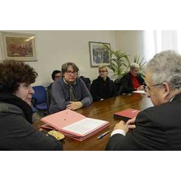 Loredana Panariti (Assessore regionale Lavoro), Claudio Cinti (Segreteria UIL FVG) e Giuseppe Graffi Brunoro (Presidente Federazione BCC FVG) alla firma della proroga del Protocollo d'intesa tra Regione Friuli Venezia Giulia, Federazione Banche di Credito Cooperativo (BCC) del FVG e parti sociali per l'anticipazione dei trattamenti di sospensione o riduzione di orario con ricorso alla Cassa Integrazione Guadagni Ordinaria (CIGO) o Straordinaria (CIGS) - Trieste 21/12/2016