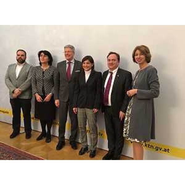 Ivan Buzzi (Sindaco Pontebba), Mariagrazia Santoro (Assessore Infrastrutture Regione FVG), Peter Kaiser (Governatore Land Carinzia), Debora Serracchiani (Presidente Regione Friuli Venezia Giulia), Siegfried Ronacher (Sindaco Hermagor) e Gaby Schaunig (Vicegovernatore e assessore Finanze Land Carinzia) alla riunione sul progetto Pramollo, nella sede del Land Carinzia - Klagenfurt 22/12/2016