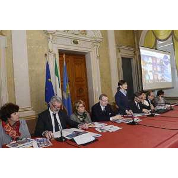 Sergio Bolzonello (Vicepresidente Regione FVG e assessore Attività produttive, Turismo e Cooperazione) e Debora Serracchiani (Presidente Regione Friuli Venezia Giulia), tra gli assessori Loredana Panariti (Lavoro), Paolo Panontin (Autonomie locali), Maria Sandra Telesca (Salute), Francesco Peroni (Finanze), Mariagrazia Santoro (Infrastrutture), Gianni Torrenti (Cultura) e Sara Vito (Ambiente), durante la conferenza stampa di fine anno - Trieste 23/12/2016