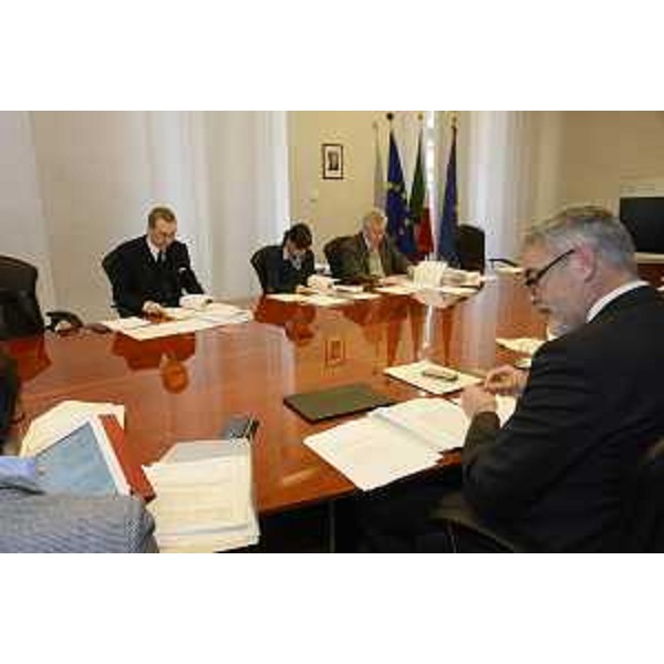 Sergio Bolzonello (Vicepresidente Regione FVG e assessore Attività produttive, Turismo e Cooperazione), Debora Serracchiani (Presidente Regione Friuli Venezia Giulia), Daniele Bertuzzi (Segretario generale Presidenza Regione FVG) e Paolo Panontin (Assessore regionale Autonomie locali e Coordinamento Riforme, Comparto unico, Sistemi informativi, Caccia e Risorse ittiche, delegato Protezione civile) durante la riunione della Giunta regionale - Trieste 23/12/2016