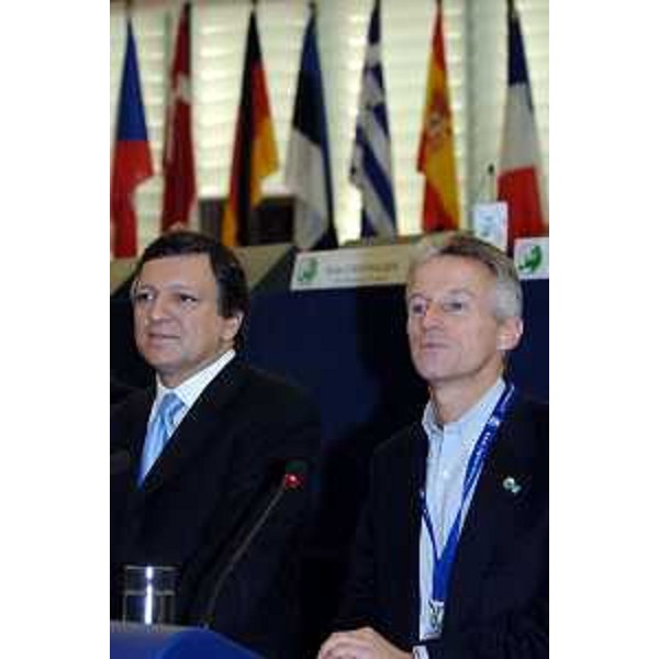 Riccardo Illy (Presidente Regione Friuli Venezia Giulia) e José Manuel Barroso (Presidente della Commissione Europea) all'assemblea ARE (Strasburgo, 25/11/05)
