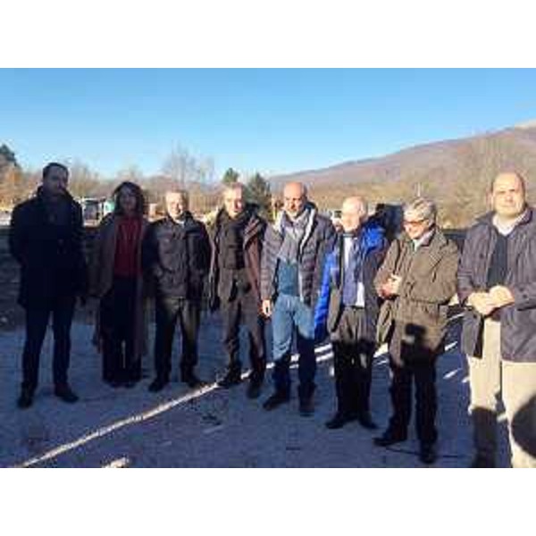 Cristiano Shaurli (Assessore regionale Risorse agricole e forestali), Enrico Mentana (Direttore Tg La7), Stefano Boeri (Architetto), Sergio Pirozzi (Sindaco Amatrice), Luciano Fontana (Direttore Corriere della Sera), Vasco Errani (Commissario straordinario Governo per ricostruzione Abruzzo, Lazio, Marche e Umbria evento sismico 24/08/2016) e Nicola Zingaretti (Presidente Regione Lazio) all'inaugurazione della mensa scolastica - Amatrice 23/12/2016