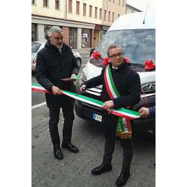 Paolo Panontin (Assessore regionale Protezione civile) e Alberto Polo (Sindaco Dolo) alla consegna dell'automezzo per il trasporto di persone disabili e anziani donato dalla Regione Friuli Venezia Giulia al Comune veneto - Dolo (VE) 09/01/2017
