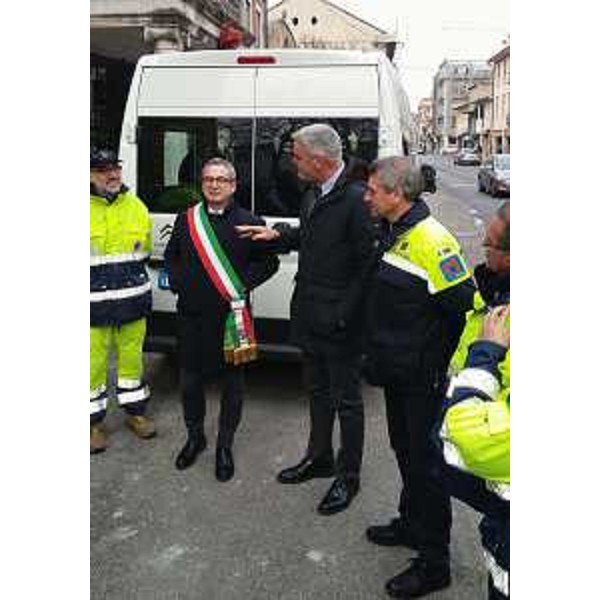 Alberto Polo (Sindaco Dolo), Paolo Panontin (Assessore regionale Protezione civile) e Luciano Sulli (Direttore Protezione civile FVG) alla consegna dell'automezzo per il trasporto di persone disabili e anziani donato dalla Regione Friuli Venezia Giulia al Comune veneto - Dolo (VE) 09/01/2017