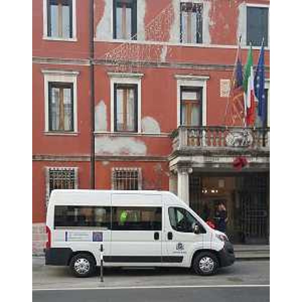Automezzo per il trasporto di persone disabili e anziani donato dalla Regione Friuli Venezia Giulia al Comune veneto - Dolo (VE) 09/01/2017